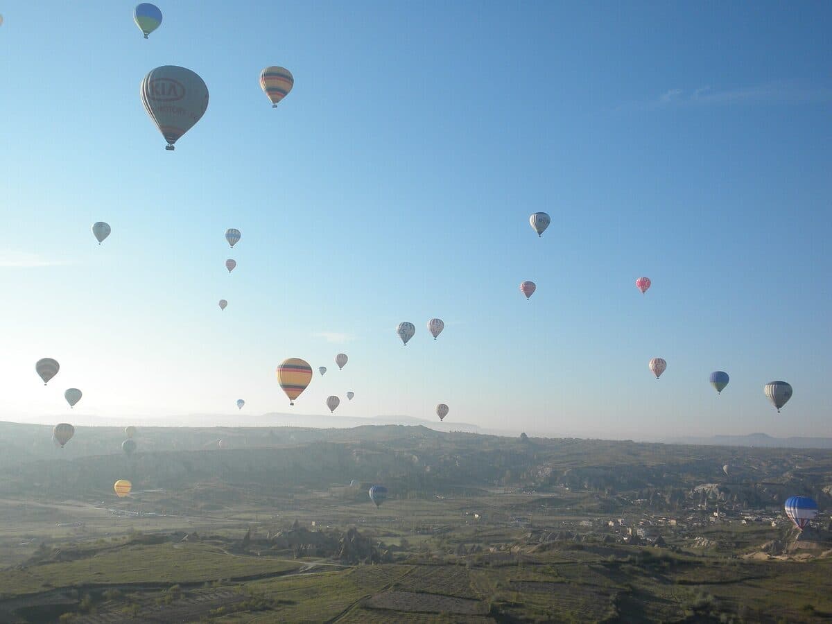 foto · decenas de globos aerostáticos sobre los valles de Capadocia al amanecer
