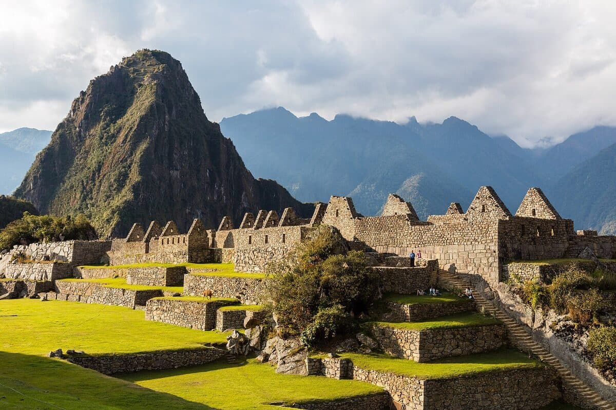 foto · ciudadela inca de Machu Picchu con el Huayna Picchu al fondo