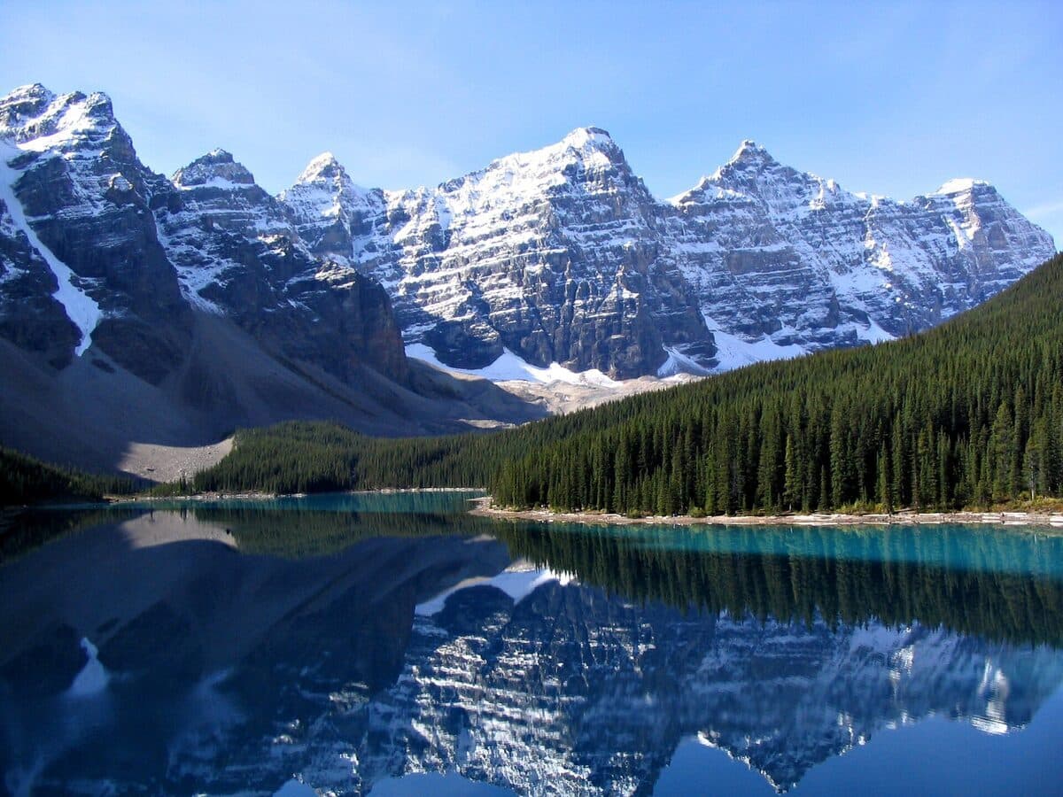 foto · lago Moraine turquesa frente al Valle de los Diez Picos