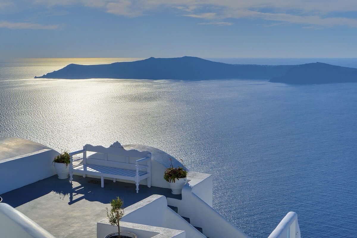 foto · casas blancas de Oía sobre la caldera de Santorini