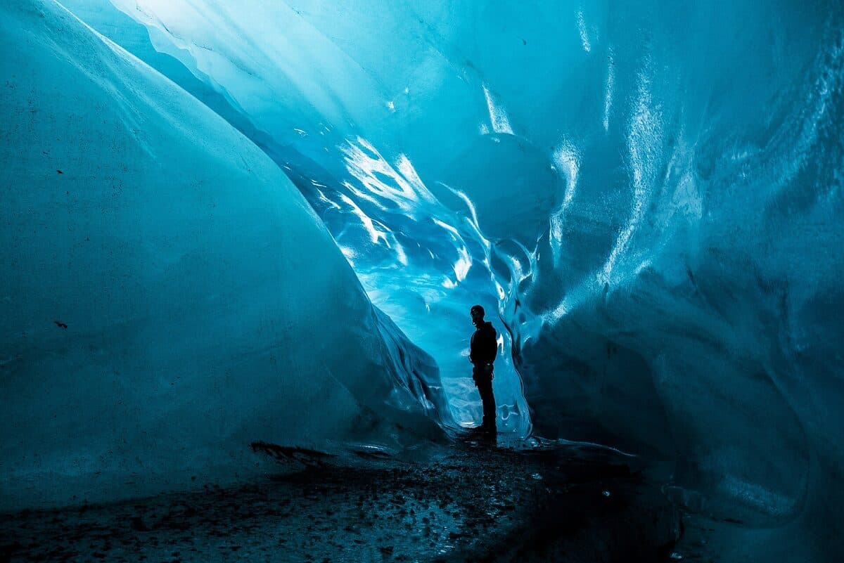 foto · persona dentro de una cueva de hielo azul en un glaciar islandés