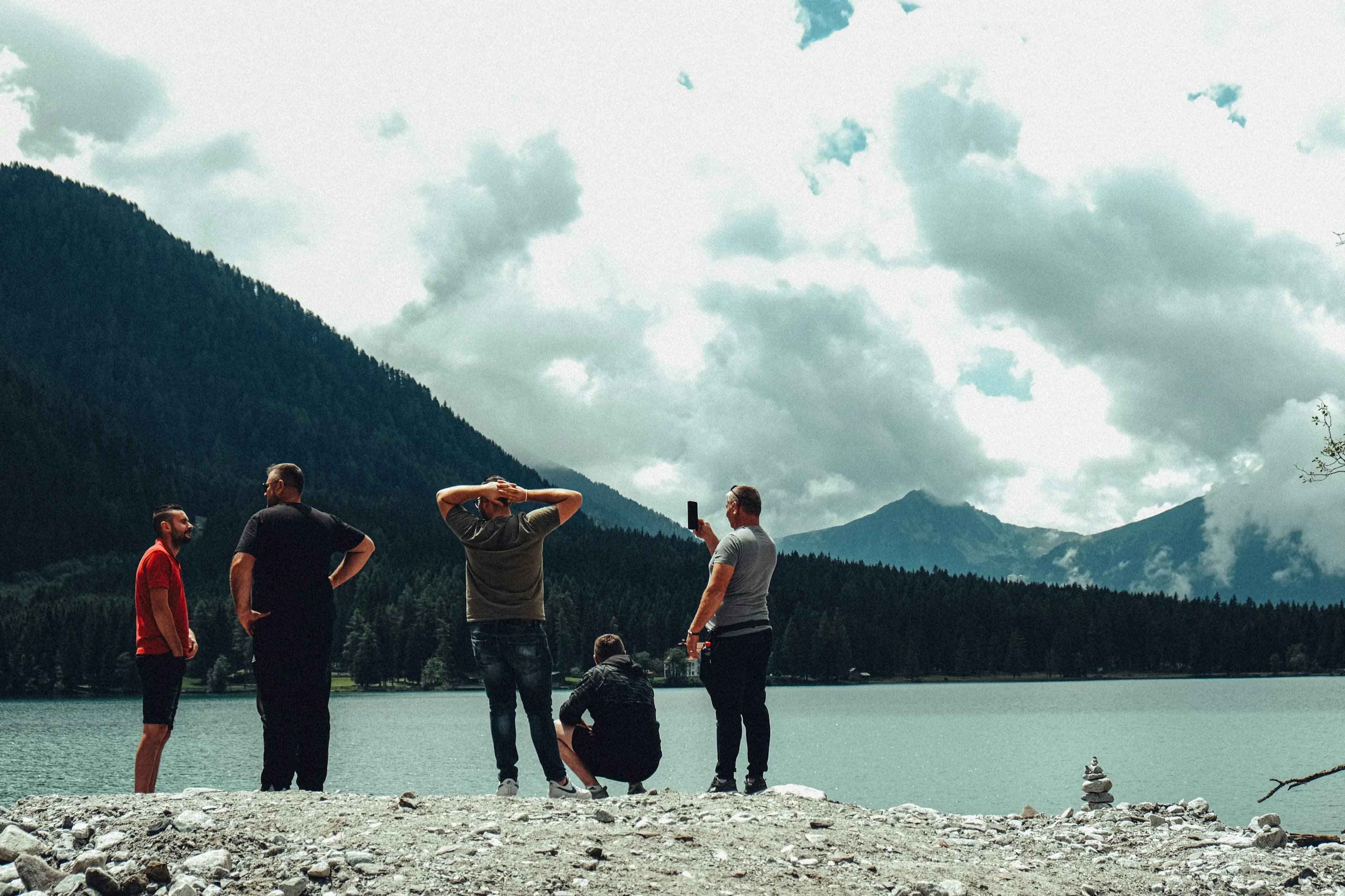 Viajando con amigos junto a un lago de montaña